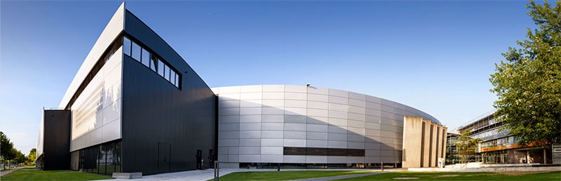 Das Bild zeigt das Emil-Gebäude von aussen, The picture shows the Emil building from outside